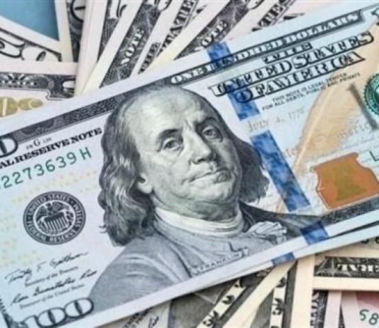 الدولار يتكبد خسائر إثر قلق يتعلق بلقاح كورونا