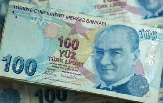 الليرة التركية تنخفض أكتر من 3% أمام الدولار