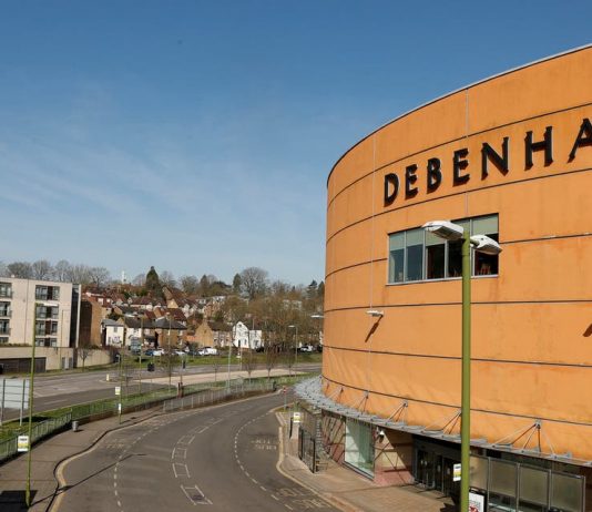 أشهر محل أزياء بريطاني مهدد بالإفلاس بعد 242 عاماً من العمل