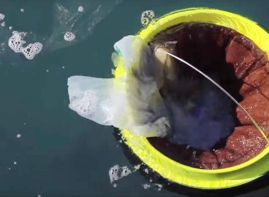 ابتكار جديد لتنظيف البحر من المخلفات البلاستيكية