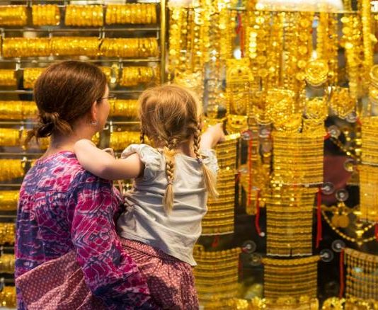 أيهما أجدى للادخار في لبنان… الذهب أم الدولار؟