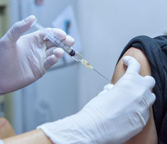 حتى لو وصل اللقاح الى لبنان.. طبيب يتوقع سنة اضافية من المعاناة