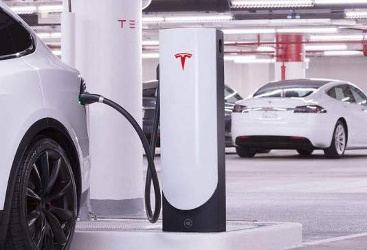 “تسلا” تنجح في شحن نصف مليون سيارة خلال 2020