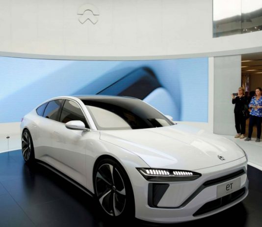 {نيو} الصينية تطلق أول سيارة سيدان كهربائية