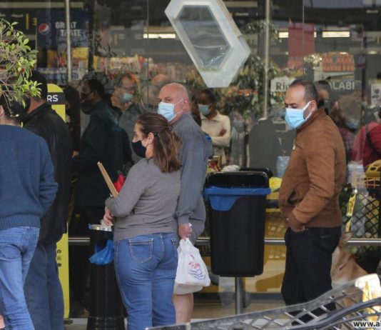 اللبنانيون يتهافتون على المواد الغذائية قبيل الإقفال الشامل