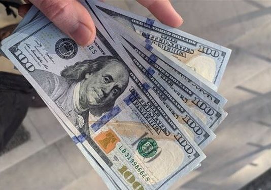 كم سجل الدولار اليوم عند الصرافين… وفي السوق السوداء؟