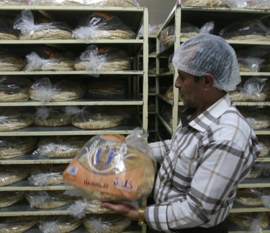 راوول نعمة يسرق لقمة الفقراء: ربطة الخبز إلى 3000 ليرة