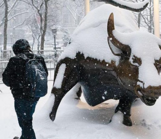 أسواق العالم تلتقط أنفاسها مع تحول «اهتمام الأفراد»