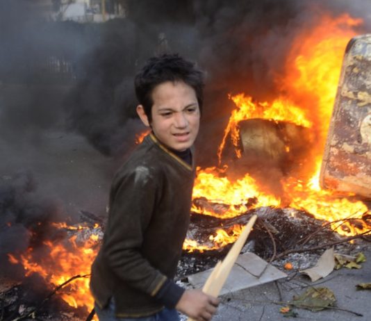 بوادر انفجار اجتماعي: احتجاجات واسعة بعد كسر الدولار حاجز الـ 10 آلاف ليرة | البنوك تواصل المضاربة برعاية مصرف لبنان