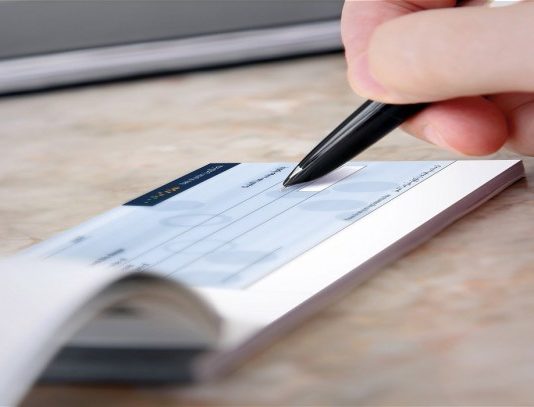 وقف التعامل بالشيكات المصرفية؟!