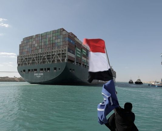 النفط يهبط مع فتح قناة السويس