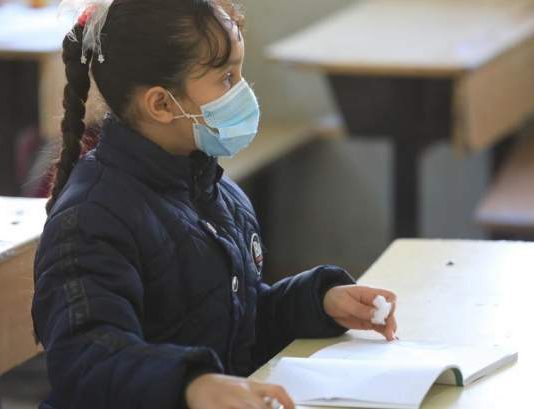 لجنة متابعة وباء “كورونا” تنفي اتخاذ قرار بإعادة فتح المدارس الأسبوع المقبل