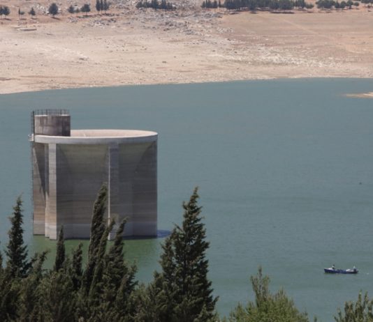 اصطياد أسماك ملوثة من القرعون: تقاعس الأجهزة ومراقبي الوزارات