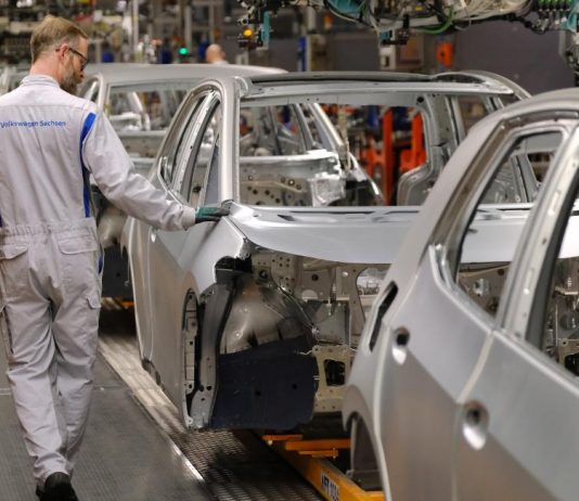 أزمة الرقائق الإلكترونية وصناعة السيارات