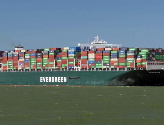 أكثر من 100 سفينة عبرت قناة السويس بعد استئناف الملاحة