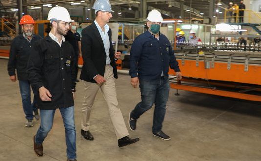 الأسد يزور مصانع سورية ويتحاور مع العمال والفنيين