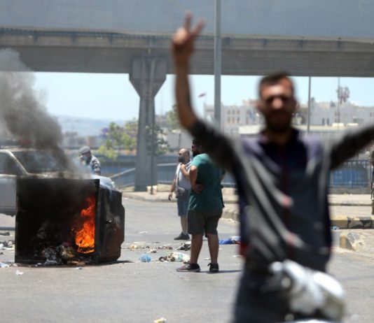 «السلطة» تخيّر السكّان: ذلّ فقدان السلع أو ذلّ جنون الأسعار.. رفع الدعم عن البنزين