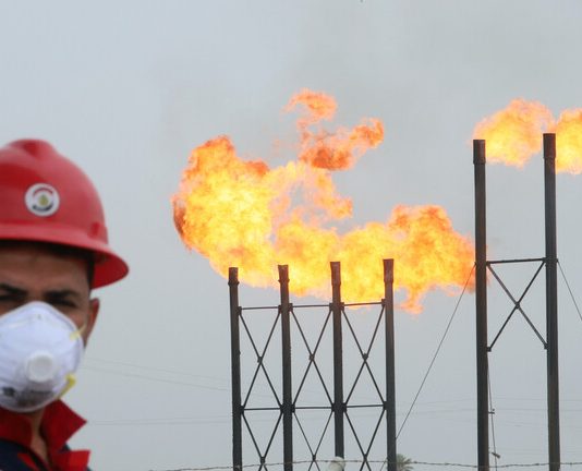 العراق يوقع عقدا لحفر 96 بئرا في حقل نفط ضخم