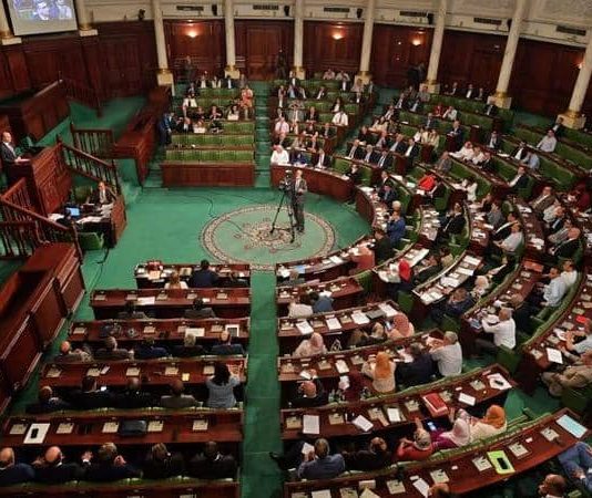 تونس تقر قانونا للإنعاش الاقتصادي وتسوية مخالفات الصرف