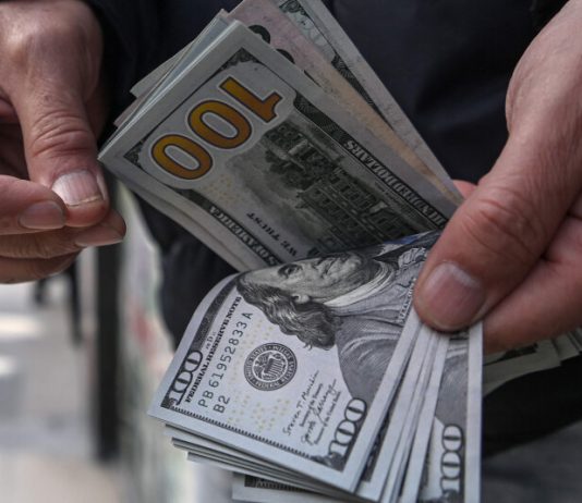 سعر الدولار مُضخَّم… والمحتكرون يتحكمون بالسوق في غياب «المركزي»