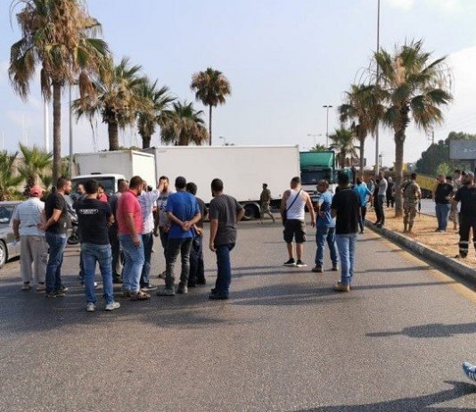 “نريد المازوت للذهاب الى اشغالنا”.. سائقو الشاحنات في صيدا قطعوا الطريق