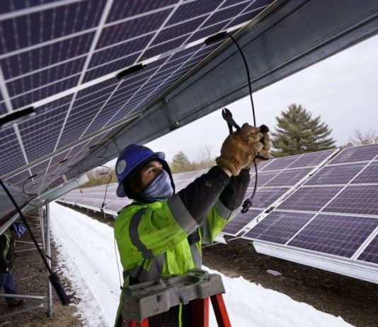 التضخم يعيق استثمارات مشاريع الطاقة الخضراء