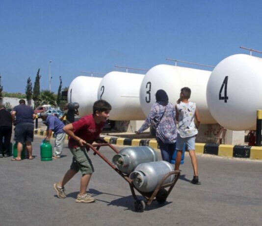 لبنان يستعد لإطلاق برنامج معونات يكبح فقر مواطنيه