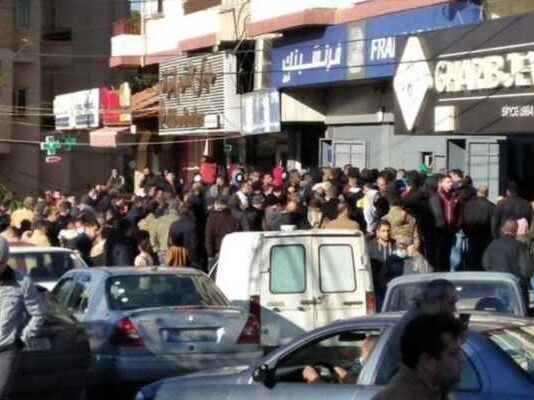 إزدحام أمام المصارف في مختلف المناطق اللبنانية للاستفادة من تعميم مصرف لبنان