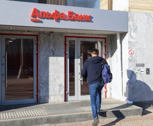 إخراج روسيا من الـ”سويفت”: المستثمرون اللبنانيون تجّار شنطة؟