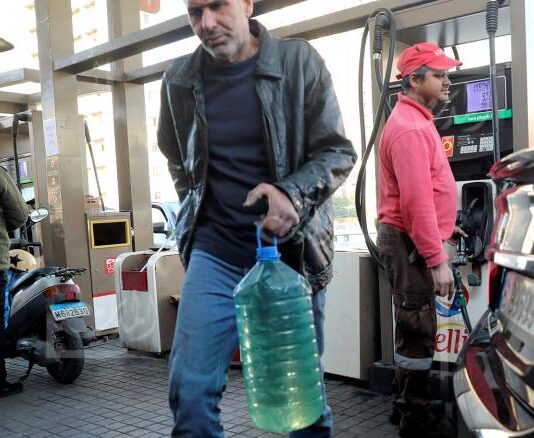 طوابير المحطّات مستمرة.. وكمية المحروقات تتضاءل