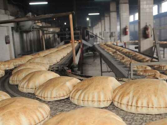 بعد توقيف صاحب مطاحن التاج: من يبتزّ اللبنانيين بخبزهم؟