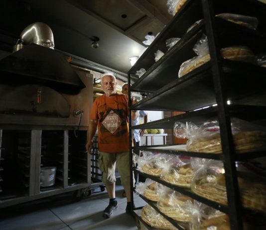 في البقاع يشترون الخبز «عالرخيص» ويبيعونه «عالغالي»