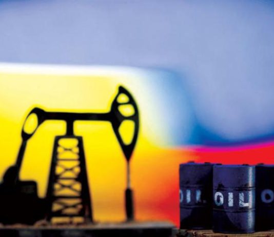 أسعار النفط تقفز بدعم من تراجع الدولار ونقص المعروض