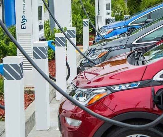 السيارات الكهربائية الحلّ الحلم لمواجهة الشرّين