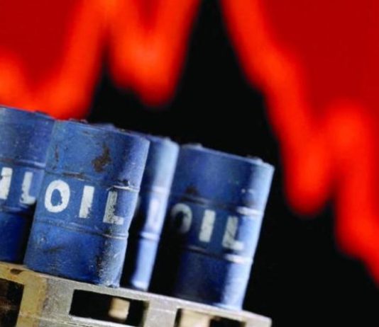 أسعار النفط تتراجع بفعل قوة الدولار