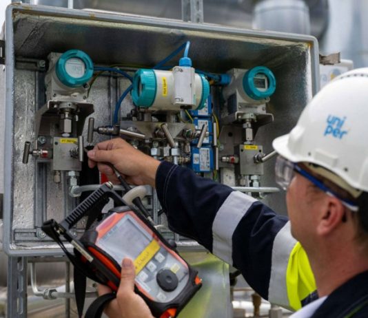 أوروبا تكافح للإبقاء على هدير الآلات في المصانع