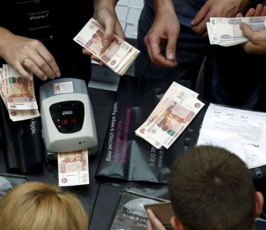 روسيا على موعد مع فجوة أعمق في الإيرادات بفعل الحظر الغربي