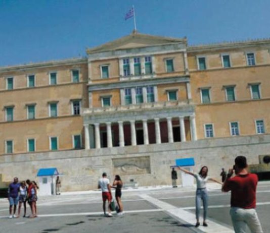 أول موازنة لليونان منذ 12 عاماً من دون وصاية الجهات الدائنة