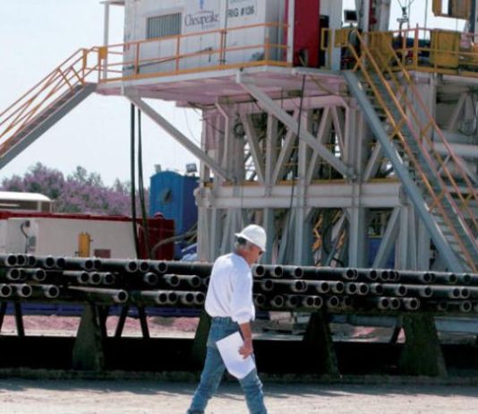 تفاؤل متعدد الوجوه يرفع النفط للأسبوع الثاني