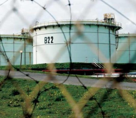 النفط يخسر 4 % بفعل تنامي المخاوف من تباطؤ الاقتصاد العالمي