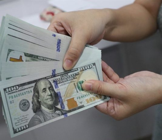 “قرار خفي” يضغط على الليرة… وسعر الدولار “وهمي”!