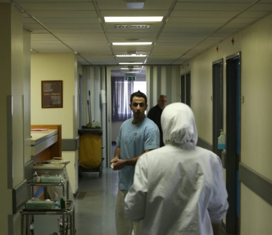 موظفو المستشفيات الحكومية: لدفع الرواتب في موعدها وإلا التصعيد