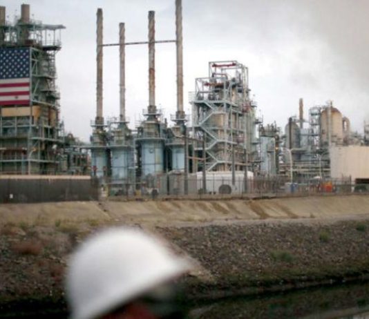 النفط يرتفع 2%… وصعود مفاجئ للمخزونات الأميركية