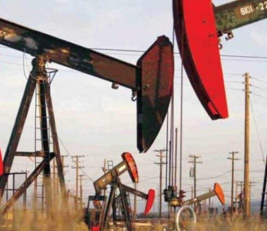 النفط يتراجع بعد قفزة في مخزونات الخام الأميركية