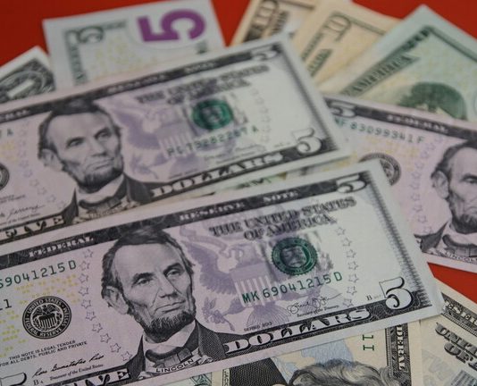 بوتين: الدولار الأمريكي يفقد هيمنته العالمية