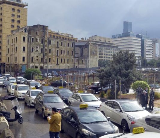 “بولت” وأوبر” بلا ضرائب ولا قانون: جحيم السائق العمومي