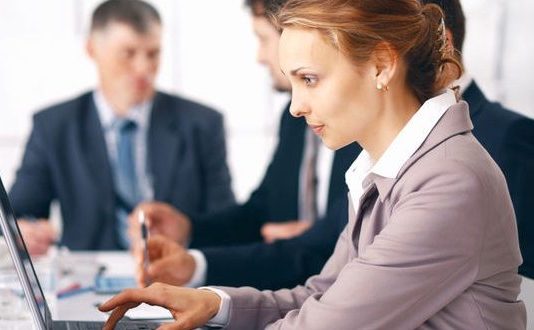 النساء في سوق العمل: حضور وازن مع وقف التنفيذ