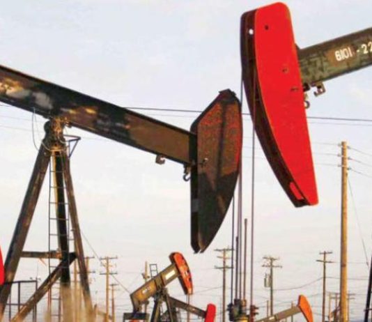 النفط يرتفع مع انحسار أزمة القطاع المصرفي