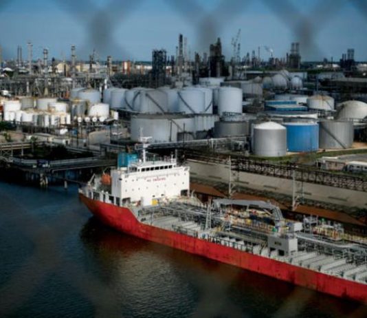 النفط يرتفع في جلسة متقلبة