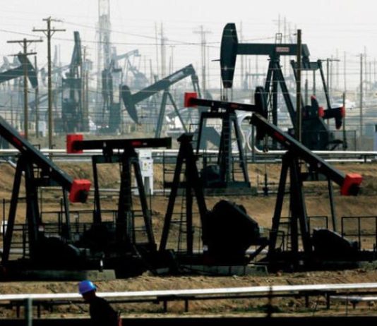 النفط يتراجع وسط مخاوف الأسواق من أزمة مالية جديدة